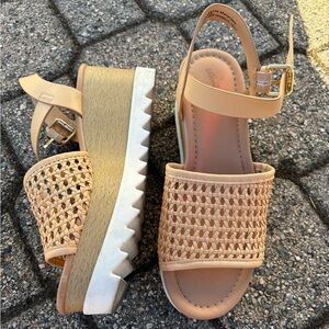 Universal Thread Platform Sandals